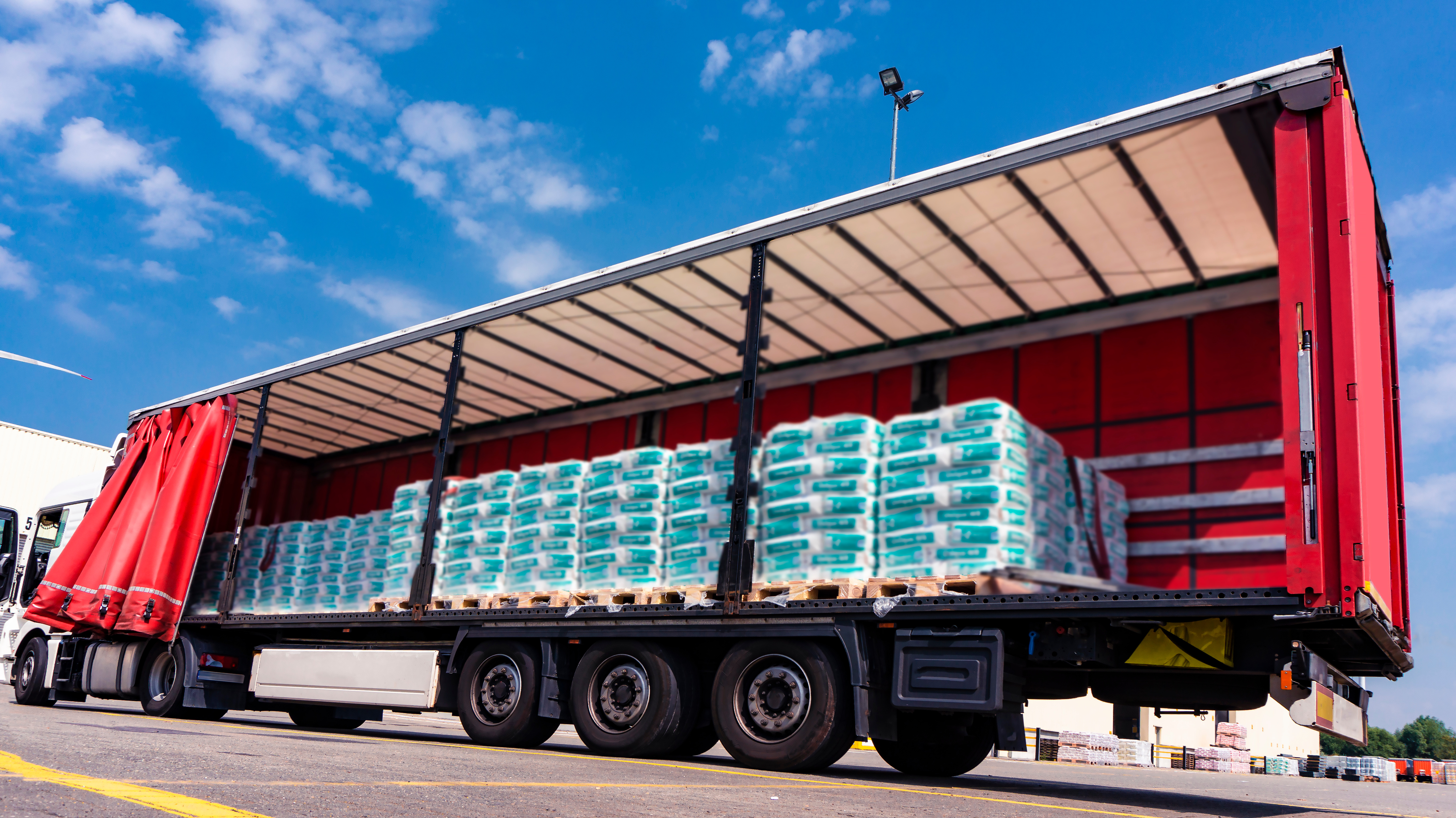 Transport drogowy naczepami po Europie – ciężarówki na trasie międzynarodowej