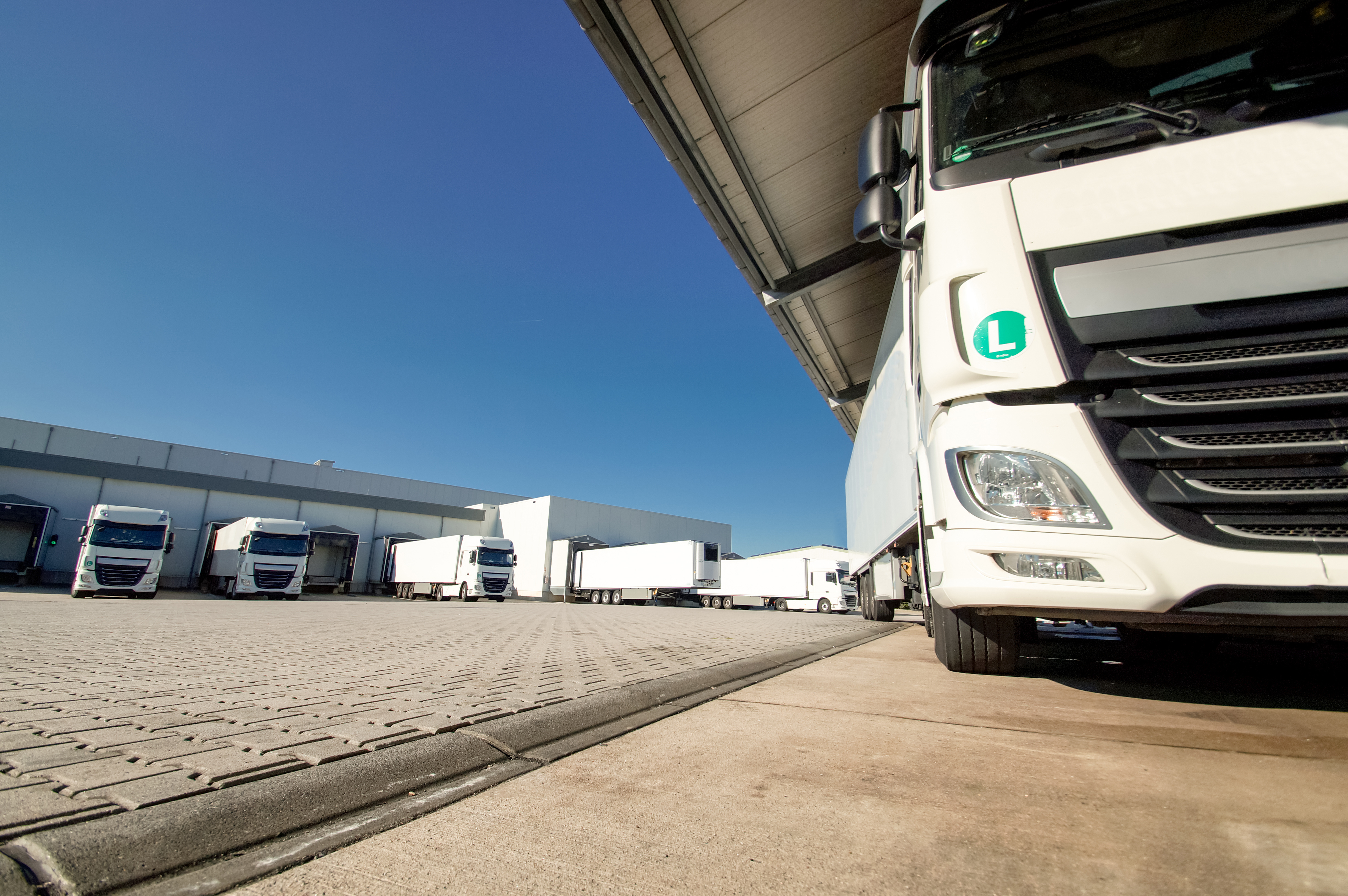 Międzynarodowy transport i spedycja drogowa oraz intermodalna – przewozy towarów, kontenerów i ładunków specjalnych w Europie, nowoczesna flota, kompleksowa obsługa logistyczna od załadunku po dostawę