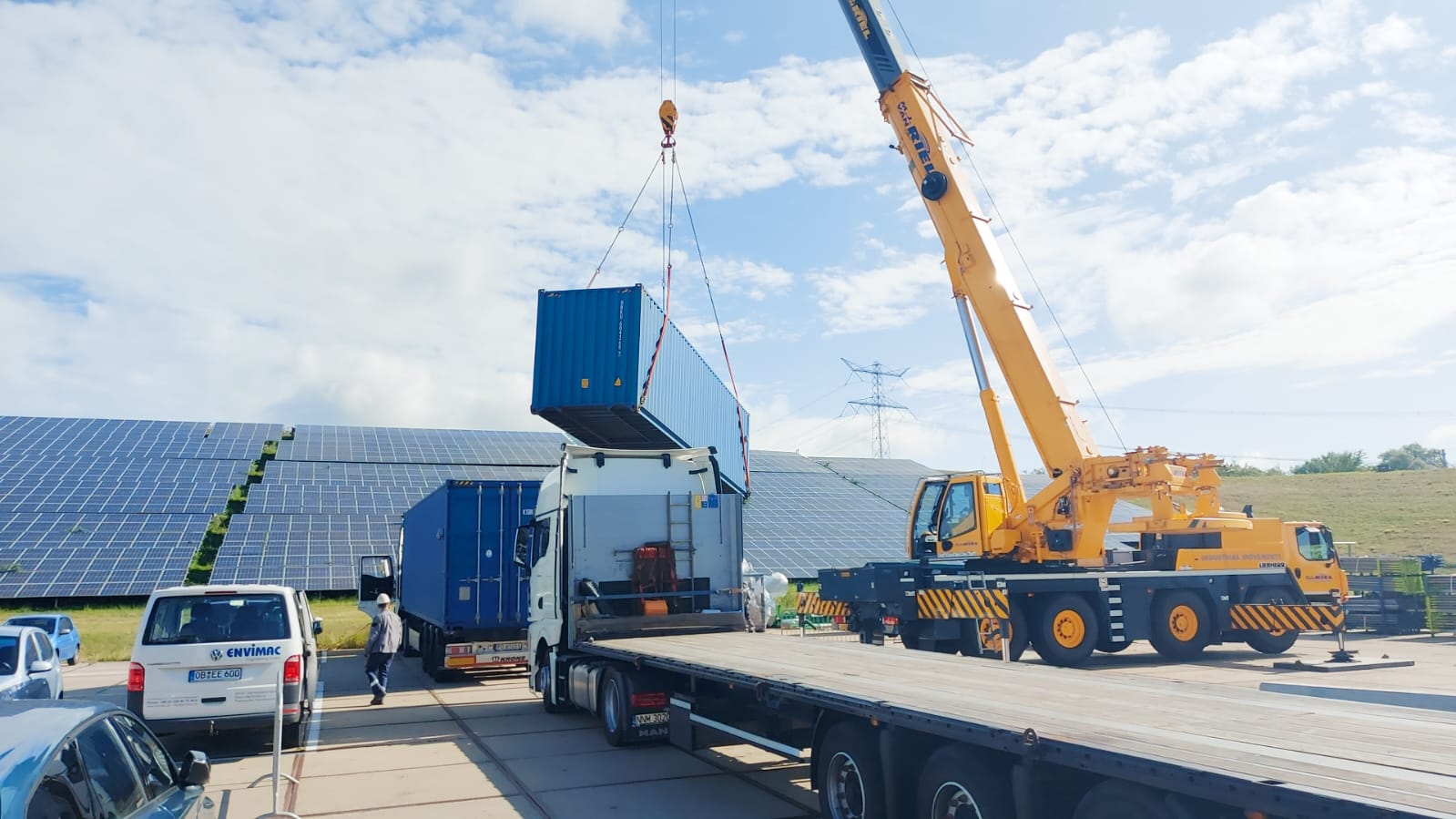 Transport kontenera  i ładunku ponadnormatywnego na naczepie. Transport intermodalny oraz morski. 